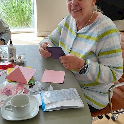 Frau Naumann, Leiterin des Handarbeitsnachmittages