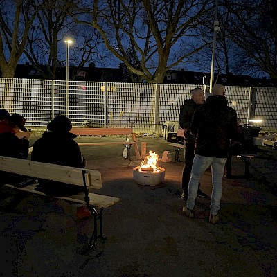 Gemütliche Atmosphäre an der Feuerschale (Privataufnahme)
