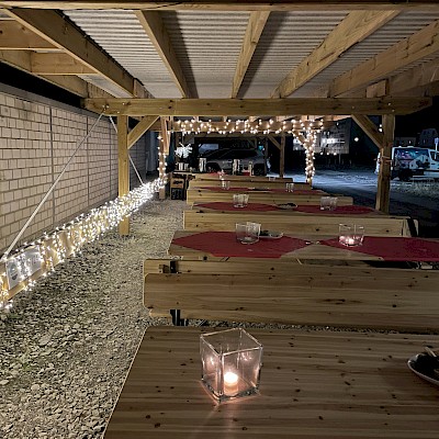 Gemütlich dekorierte Weihnachtslocation (Privataufnahme)