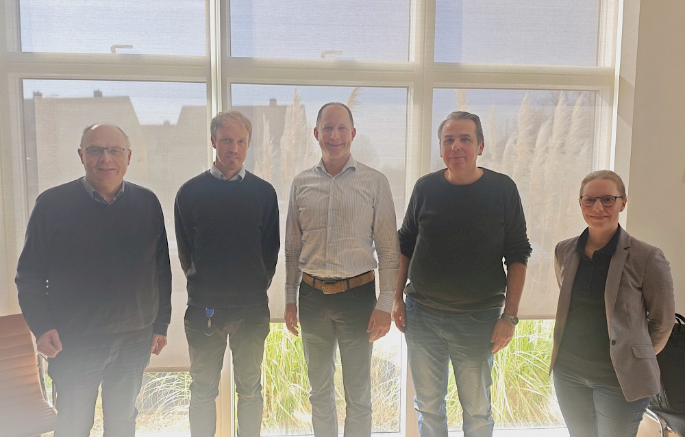 Privataufnahme - Personen von rechts nach links: Fr. Brüggemann, Hr. Behmer, Hr. Jäschke (Soester Bauverein eG), Hr. Lebek, Hr. Lutters (Hochschule Hamm Lippstadt) Privataufnahme - Personen von rechts nach links: Fr. Brüggemann, Hr. Behmer, Hr. Jäschke (Soester Bauverein eG), Hr. Lebek, Hr. Lutters (Hochschule Hamm Lippstadt)